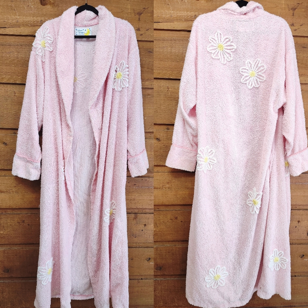 Canyon Group Pink White Robe